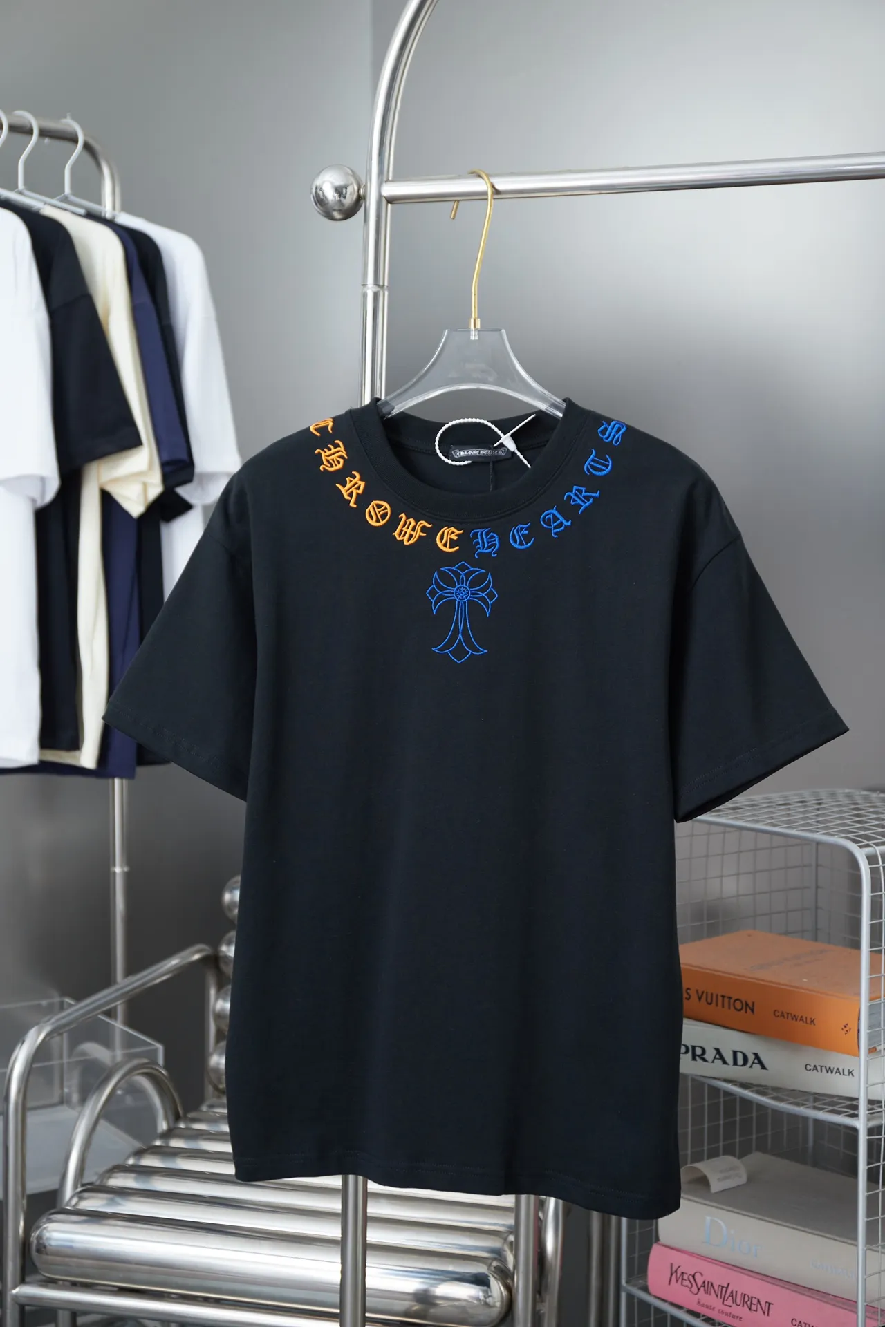 🅿️200 Ch*ome Hearte 25SS early spring new style, appliqué embroidered heart cross short sleeves, light luxury, essential item for daily commuting for men and women, correct version, welcome to compare, detailed features · 320g 100% pure cotton double yarn jersey fabric · Custom dyed in the same vat, special thickened 32 count double strand 1X1 thread · Imported Tajima machine embroidery tatami embroidery ➕ blue canvas appliqué embroidery ➕ hand-painted graffiti printing · double-needle stitching across seams · original main mark washed tag brand moisture-proof paper packaging Color: black/white Size: S/M/L/XL